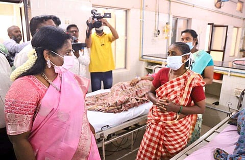 புதுச்சேரி அரசு பொது மருத்துவமனையில் டெங்கு காய்ச்சல் சிகிச்சைப் பிரிவை வியாழக்கிழமை ஆய்வு செய்த துணைநிலை ஆளுநர் தமிழிசை சௌந்தரராஜன். 