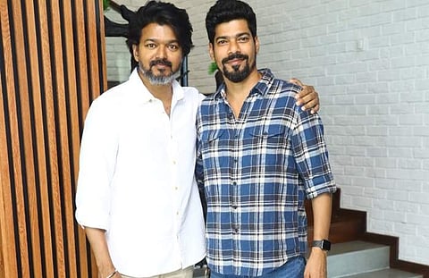 மறக்குமா நெஞ்சம்: விஜய்யுடன் எடுத்த புகைப்படத்தினை பகிர்ந்த மார்க் ஆண்டனி பட தயாரிப்பாளர்! 