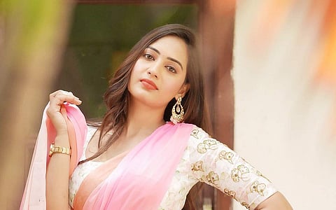 இளஞ்சிவப்பு சேலையில் அசத்தும் நாயகி.