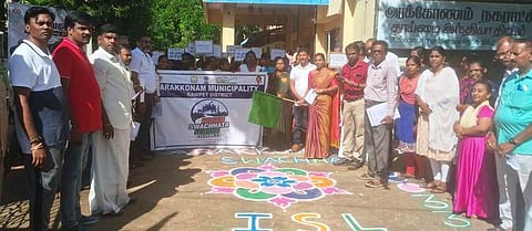 தூய்மைப் பிரசார ஊா்வலத்தை தொடங்கி வைத்த நகா்மன்றத் தலைவா் லட்சுமிபாரி.