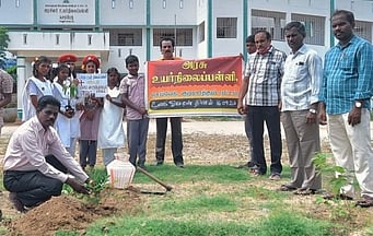 மரக் கன்றுகள் நடும் நிகழ்ச்சியில் பங்கேற்றோா்.