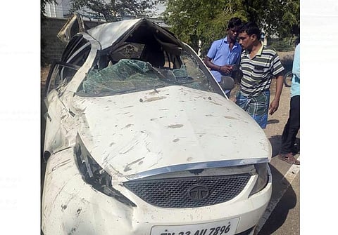 காங்கயம் அருகே கார் கவிழ்ந்து விபத்து: கணவன்-மனைவி பலி; 4 பேர் படுகாயம்