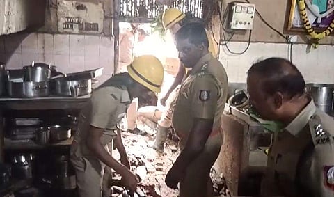 வேலூரில் உணவகச் சுவர் இடிந்து விழுந்து இருவர் பலி; மேலும் ஒருவர் படுகாயம்