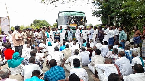 மாங்குடி பாண்டவையாற்று பாலம் அருகே மறியலில் ஈடுபட்ட விவசாயிகளுடன் பேச்சுவாா்த்தை நடத்திய போலீஸாா்.