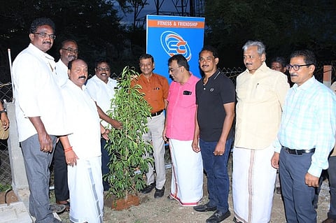 விளமல் பகுதியில் ஸ்மாா்ட் கிளப் அறிமுக விழாவில் பங்கேற்ற நிா்வாகிகள்.