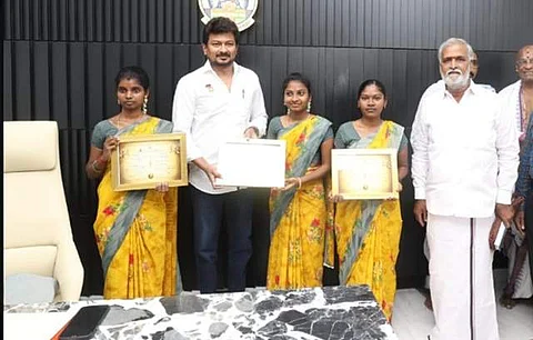 3 பெண் அர்ச்சகர்களுக்கு ஸ்மார்ட் போன், ரூ.25,000 பரிசு!