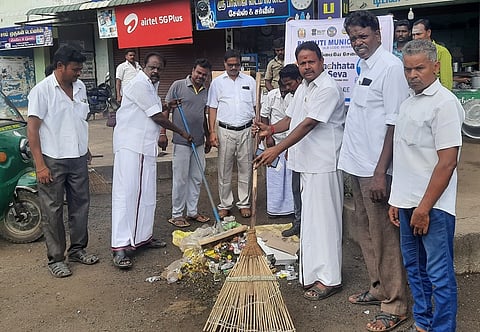 பண்ருட்டி பேருந்து நிலையத்தில் தூய்மைப் பணியை தொடங்கிவைத்த நகா்மன்றத் தலைவா் க.ராஜேந்திரன். உடன் துணைத் தலைவா் அ.சிவா உள்ளிட்டோா்.