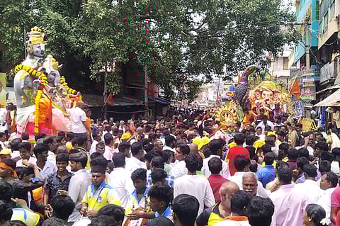 செங்கத்தில் பிரதிஷ்டை செய்ய ஊா்வலமாக எடுத்துச் செல்லப்பட்ட விநாயகா் சிலைகள்.