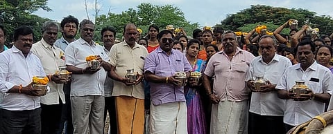 மின்னூரில் பால்குட ஊா்வலத்தை தொடங்கி வைத்த ஒன்றியக் குழுத் தலைவா் ப.ச.சுரேஷ்குமாா்.