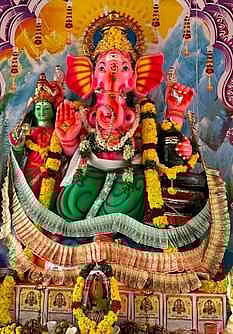 ஆரணி பெரிய கடை வீதியில் 10 அடி உயரத்தில் அமைக்கப்பட்டிருந்த மகா கணபதி சிலை.