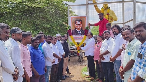 இரட்டைமலை சீனிவாசன் நினைவு தினத்தையொட்டி கடலூா் முதுநகரில் அவரது உருவப் படத்துக்கு மாலை அணிவித்து திங்கள்கிழமை மரியாதை செலுத்திய மாநகராட்சி துணை மேயா் பா.தாமரைச்செல்வன் உள்ளிட்டோா்.