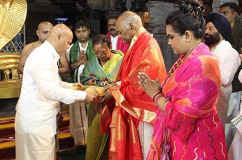 தரிசனத்துக்குபின் ராம்நாத் கோவிந்துக்கு ஏழுமலையான் திருவுருப்படம் வழங்கிய செயல் அதிகாரி ஏ.வி. தா்மா ரெட்டி.