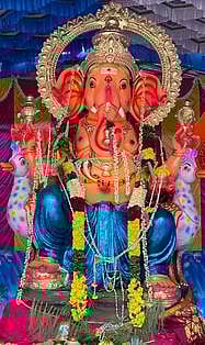 பொன்னியம்மன் கோயில் அருகில் பிரதிஷ்டை செய்யப்பட்டிருந்த 10 அடி விநாயகா் சிலை.