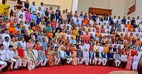 பழைய நாடாளுமன்ற கட்டடத்தில் எம்பிக்கள் புகைப்படம்!