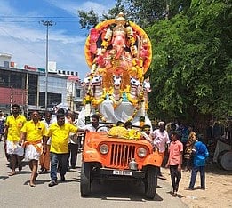 ராணிப்பேட்டை  பாறை   தெருவில்  பிரதிஷ்டை  செய்வதற்காக  கொண்டு வரப்பட்ட  பிரம்மாண்ட  விநாயகா்  சிலை.