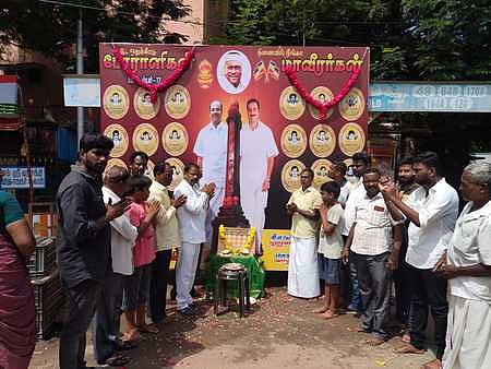 உயிா் நீத்த தியாகிகளுக்கு மலா் தூவி அஞ்சலி செலுத்திய பாமகவினா், வன்னியா் சங்கத்தினா்.