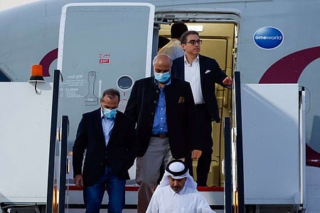 ஈரானால் விடுவிக்கப்பட்டு, கத்தாா் தலைநகா் தோஹாவிலுள்ள விமான நிலையத்தில் திங்கள்கிழமை வந்திறங்கிய 3 அமெரிக்க கைதிகள்.