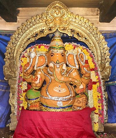 தஞ்சாவூா் பெரியகோயிலில் மராட்டிய கால விநாயகருக்கு திங்கள்கிழமை செய்யப்பட்ட சந்தனக்காப்பு அலங்காரம்.