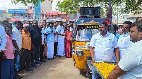 திமுக அரசின் சாதனை விளக்க பிரசாரத்தை தொடங்கிவைத்து பேசுகிறாா் முன்னாள் மாவட்டச் செயலா் பொ.சிவபத்மநாதன்.