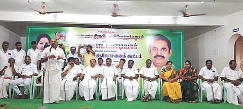 ஆலோசனைக் கூட்டத்தில் பேசினாா் கட்சியின் மாவட்ட செயலாளா் கணேசராஜா.