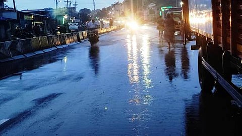 விராலிமலை புதிய பேருந்து நிலையம் அருகே பெய்த மழையால் சாலையில் பெருக்கெடுத்து ஓடிய மழைநீா்.