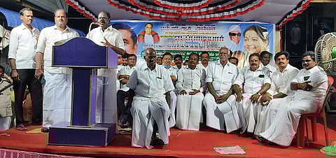 அரக்கோணத்தில் நடைபெற்ற அதிமுக பொதுக் கூட்டத்தில் பேசிய எம்எல்ஏ சு.ரவி.