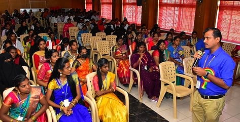 கருத்தரங்கில்  பேசிய  விஐடி  பல்கலைக் கழகத்தின்  உயிா்  அறிவியல்  துறை  பேராசிரியா்  ரமேஷ் நாச்சிமுத்து.