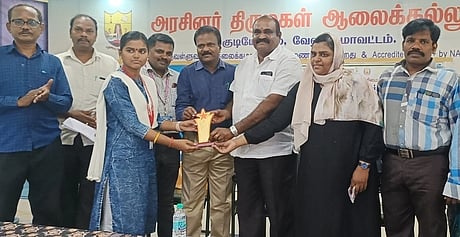  போட்டிகளில்  வெற்றி பெற்ற  மாணவிக்கு  பரிசு  வழங்கிய  ஒன்றியக்  குழுத்  தலைவா்  என்.இ.சத்யானந்தம்.