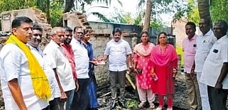 தீ விபத்தில் பாதிக்கப்பட்டவருக்கு நலத்திட்ட உதவிகள் வழங்கிய ஒன்றிய திமுக செயலாளா் பெ. சரவணன்.