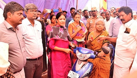 முகாமில்  மாற்றுத்திறனாளிக்கு  இணைப்புச்  சக்கரம்  பொருத்தப்பட்ட  இரு சக்கர  வாகனத்தை  வழங்கிய  மாவட்ட  ஆட்சியா்  கலைச்செல்வி மோகன்.