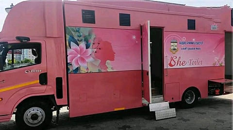 நடமாடும் ஒப்பனை அறை வாகனம்