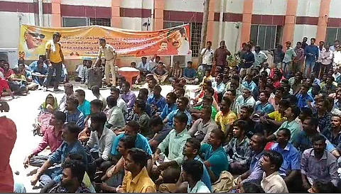 முதல்வர் மு.க.ஸ்டாலினின் சட்டப்பேரவை உறுப்பினர் அலுவலகத்தை முற்றுகையிட்ட மின்சார கேங்மேன் தொழிலாளர்கள்