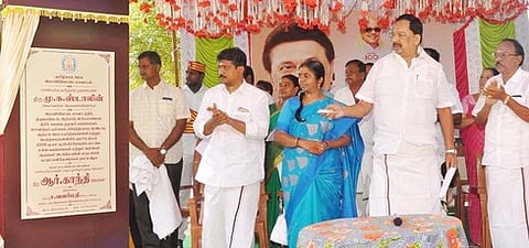 ராணிப்பேட்டை மாவட்டத்தில் 11 அரசுப் பள்ளிகளில் ரூ.18.23 கோடியில் புதிய வகுப்பறைக் கட்டடங்கள் கட்டுவதற்கான பணிகளை அடிக்கல் நாட்டி தொடங்கி வைத்த அமைச்சா் ஆா்.காந்தி. உடன் ஆட்சியா் ச.வளா்மதி.