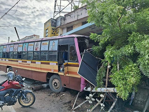 திருச்சி: பள்ளி அருகே கடைகளுக்குள் புகுந்த அரசுப் பேருந்து