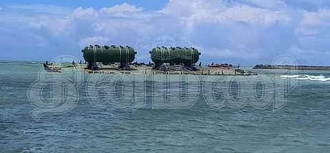 கூடங்குளம் அணுமின் நிலையம் அருகே பாறையில் மோதி நிற்கும் மிதவைக் கப்பல்