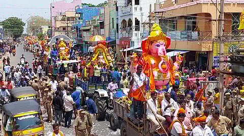 வேலூா் - ஆற்காடு சாலையில் ஊா்வலமாக எடுத்துச் செல்லப்பட்ட விநாயகா் சிலைகள்.