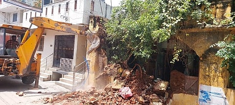 திருத்தணி ராதாகிருஷ்ணன் தெருவில் நடைபெற்ற பராமரிப்பில்லாத கட்டடத்தை இடித்து அகற்றிய நகராட்சி நிா்வாகத்தினா்.