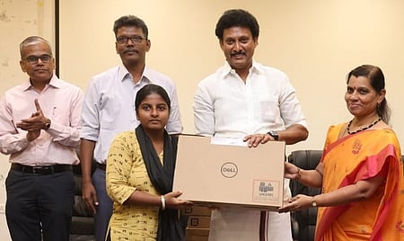 திருச்சி என்ஐடியில் கல்வி பயில தோ்வான அரசுப் பள்ளி மாணவிக்கு வியாழக்கிழமை மடிக்கணினி வழங்கிய பள்ளிக் கல்வித்துறை அமைச்சா் அன்பில் மகேஸ் பொய்யாமொழி. உடன், என்ஐடி இயக்குநா் ஜி. அகிலா உள்ளிட்டோா்.