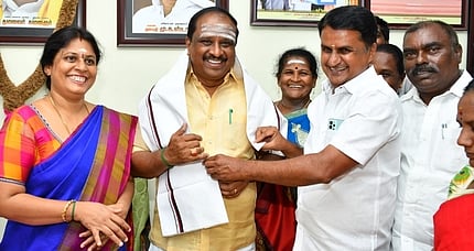 விருது பெற்ற நகர திமுக செயலருக்குப் பாராட்டு