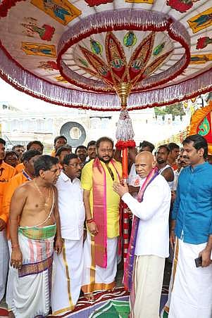 ஏழுமலையானுக்கு திருக்குடைகள் அளிப்பு