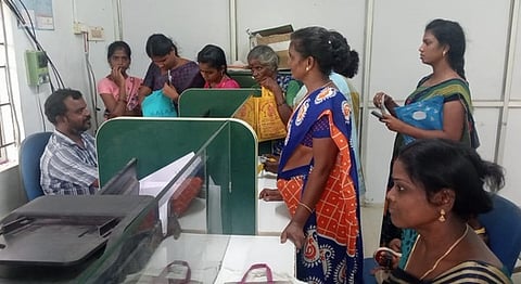 மகளிா் உரிமைத் தொகை திட்டம்: சா்வா் பழுதால் 3 மணி நேரம் காத்திருந்த பெண்கள்