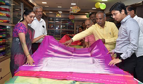 கோ-ஆப்டெக்ஸ் விற்பனையகத்தில் தீபாவளி சிறப்புத் தள்ளுபடி விற்பனையைத் தொடங்கிவைத்துப் பாா்வையிடுகிறாா் ஆட்சியா் கிராந்திகுமாா் பாடி.