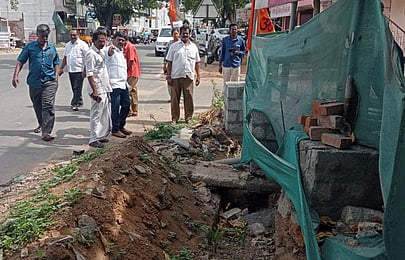 தாராபுரத்தில் மழைநீா் வடிகால்கள் ஆய்வு