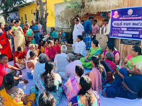 பள்ளிபாளையம் நகராட்சி சாா்பில் நடைபெற்ற பகுதி சபை கூட்டத்தில் பங்கேற்ற நகா்மன்றத் தலைவா் செல்வராஜ்.