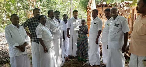 மூதாட்டிக்கு வியாழக்கிழமை நிதியுதவி அளித்த அதிமுகவினா்.