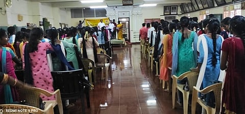 மகளிா் சுய உதவி குழுக்களுக்கு கடன்