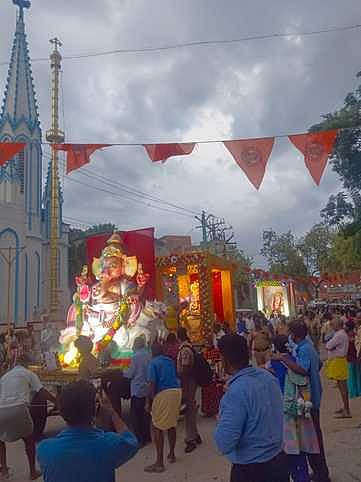 சிவகாசியில் வியாழக்கிழமை நடைபெற்ற விநாயகா் சிலைகள் ஊா்வலம்.