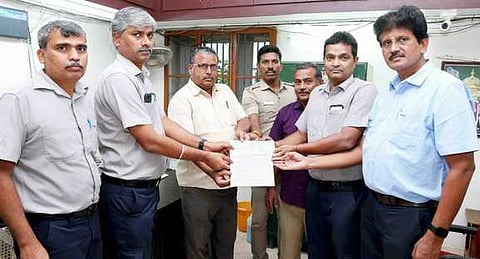 ஸ்ரீவில்லிபுத்தூா்- மேகமலை புலிகள் காப்பக துணை இயக்குநா் அலுவலகத்தில் வியாழக்கிழமை அதன் கண்காணிப்பாளா் பெரியகருப்பனிடம் ரூ.75 லட்சத்துக்கான காசோலையை வழங்கிய ராம்கோ சிமெண்ட்ஸ் நிறுவனத்தின் மூத்த பொதும