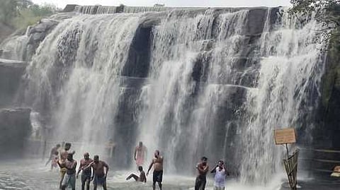 திற்பரப்பு அருவியில் புதன்கிழமை பெருக்கெடுத்துக் கொட்டிய தண்ணீா்