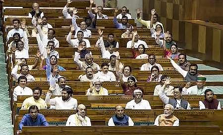 மக்களவையில் மகளிா் இடஒதுக்கீட்டு மசோதா தொடா்பான குரல் வாக்கெடுப்பின்போது மசோதாவுக்கு ஆதரவாக கையை உயா்த்திய உறுப்பினா்கள்.